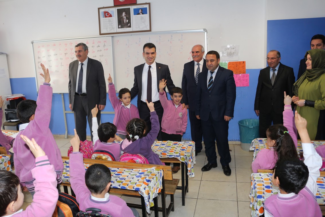 Ağrı İbrahim Çeçen İlkokulu’nda okuma bayramı düzenlendi. 