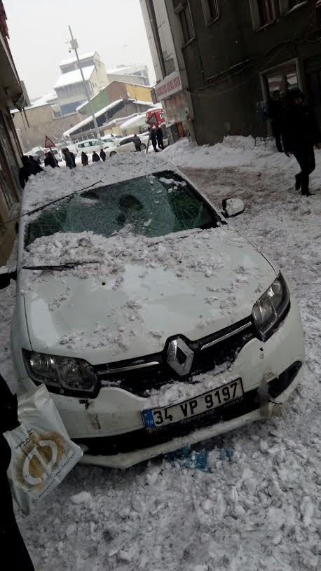 Çatıdan düşen kar otomobilin tavanını ezdi