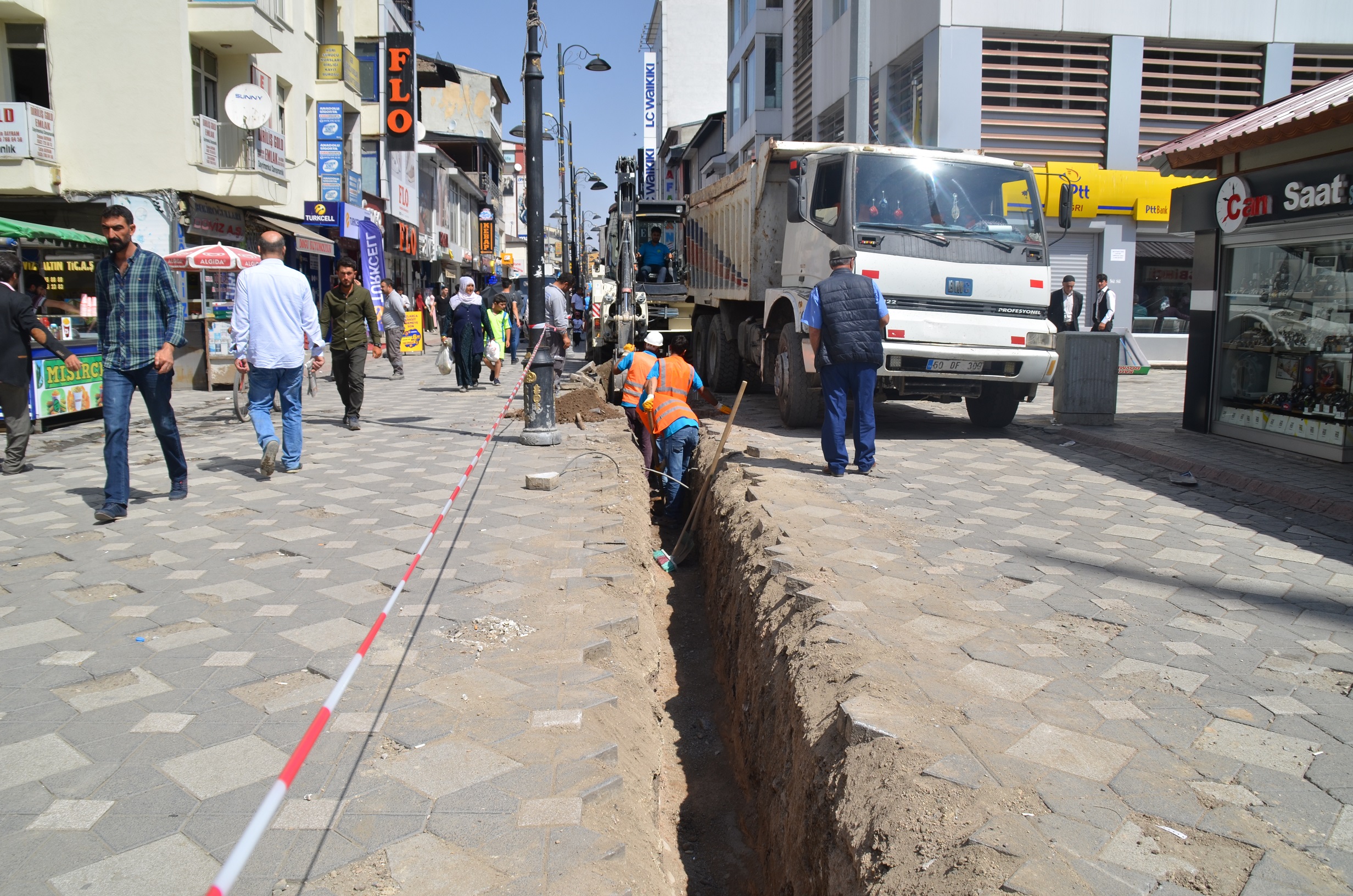 Cumhuriyet Caddesi’nde Yenileme Çalışmaları Başlatıldı