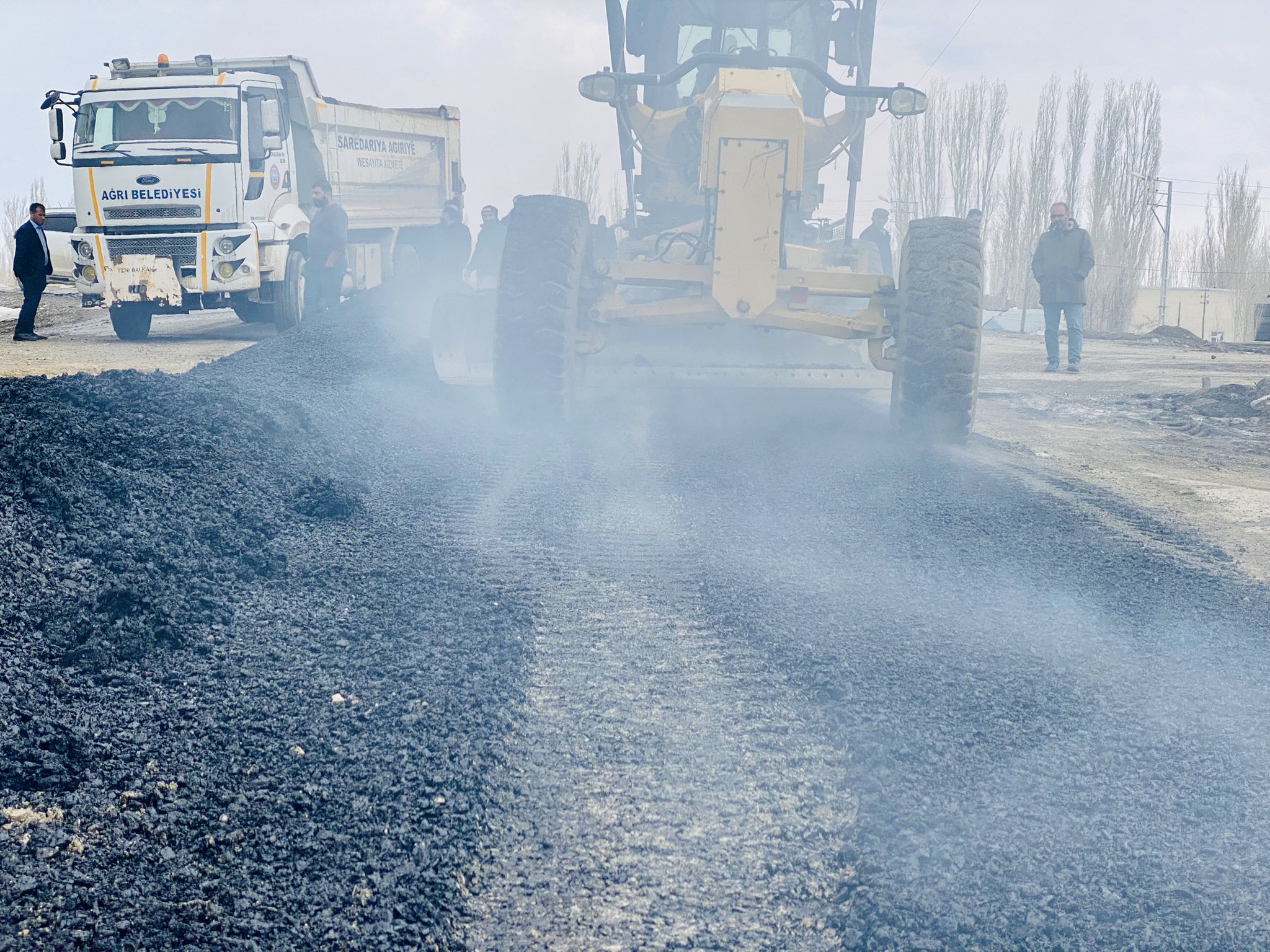 Ağrı’da kış şartlarından dolayı bozulan yollar onarılıyor.