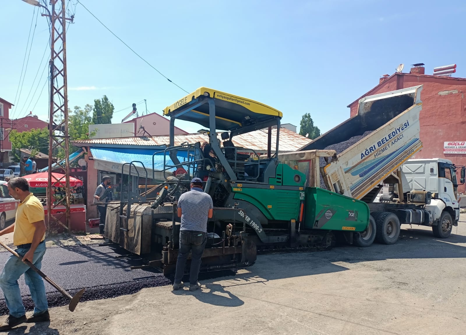 Ağrı Belediyesi asfalt serim çalışmalarını aralıksız sürdürüyor